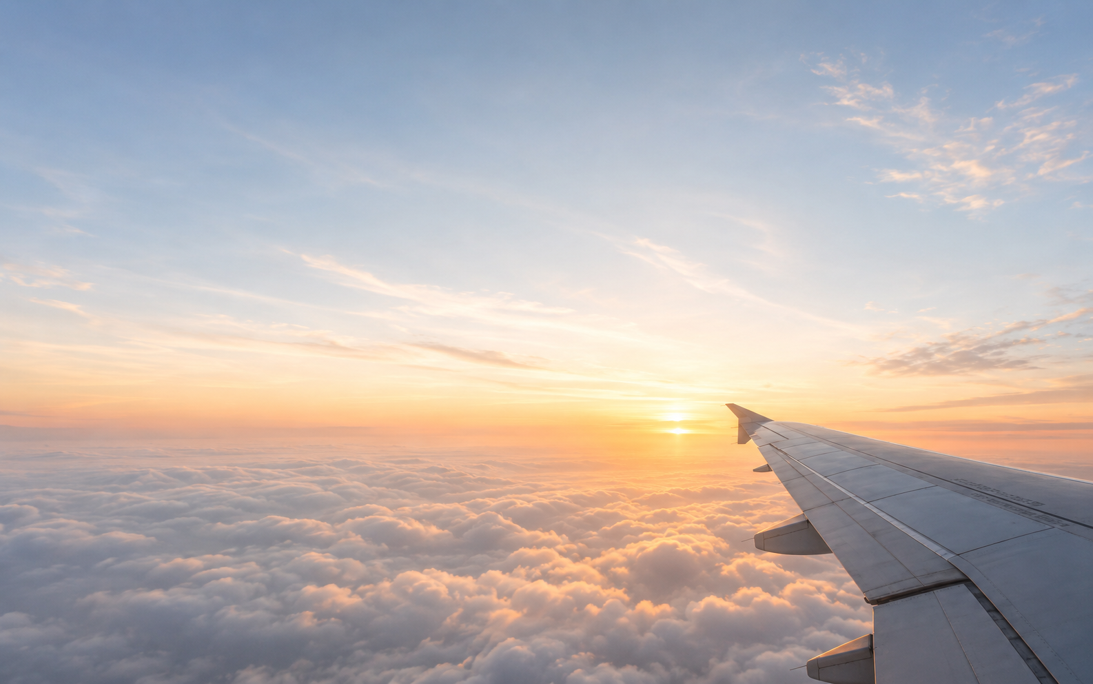 Flugzeugflügel über den Wolken